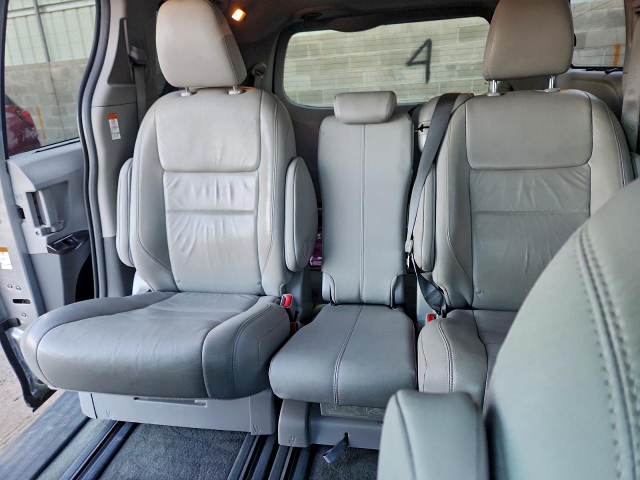 2016 TOYOTA SIENNA XLE photo 19