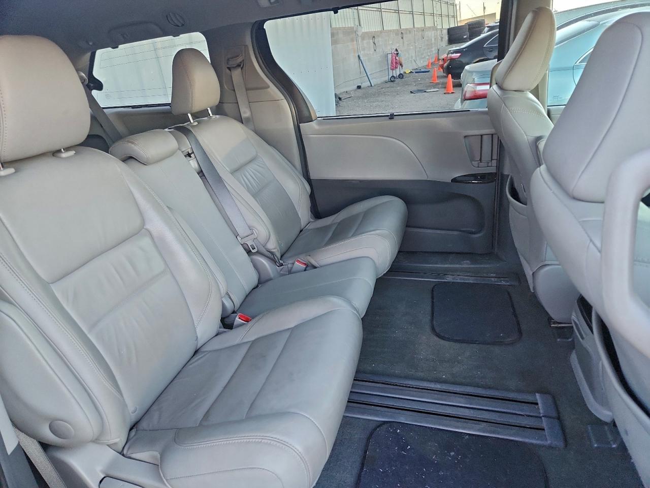 2016 TOYOTA SIENNA XLE photo 21