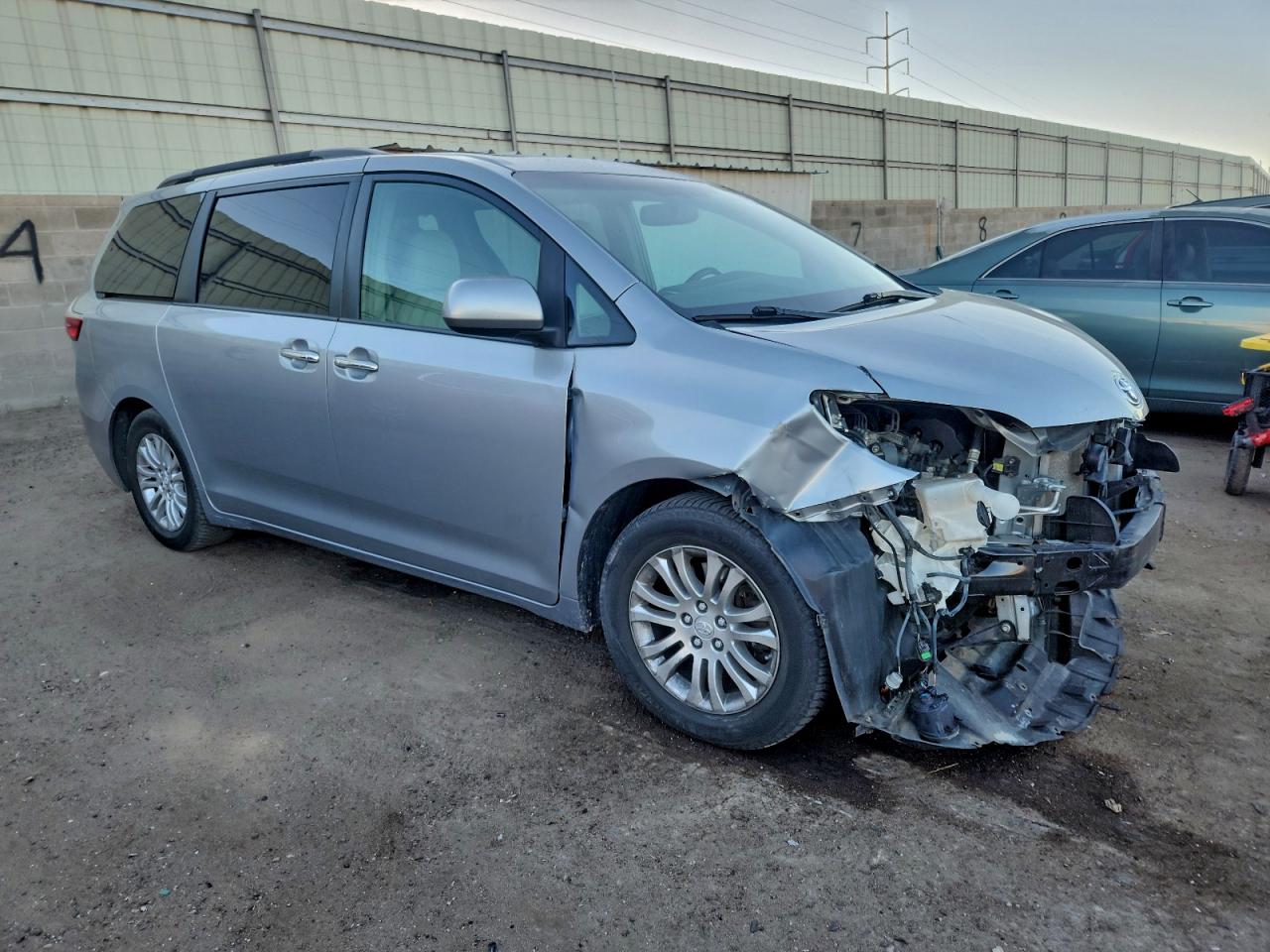 2016 TOYOTA SIENNA XLE photo 7