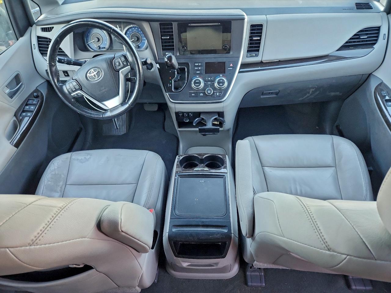 2016 TOYOTA SIENNA XLE photo 15