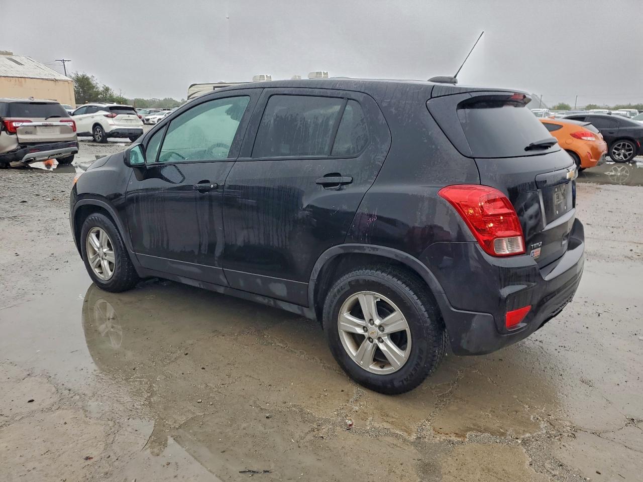2021 CHEVROLET TRAX LS photo 2