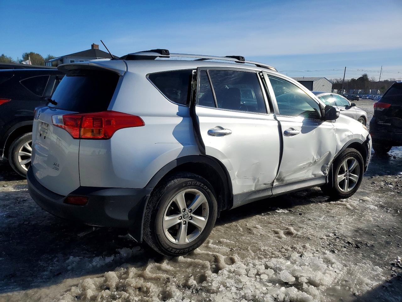 2015 TOYOTA RAV4 XLE photo 3