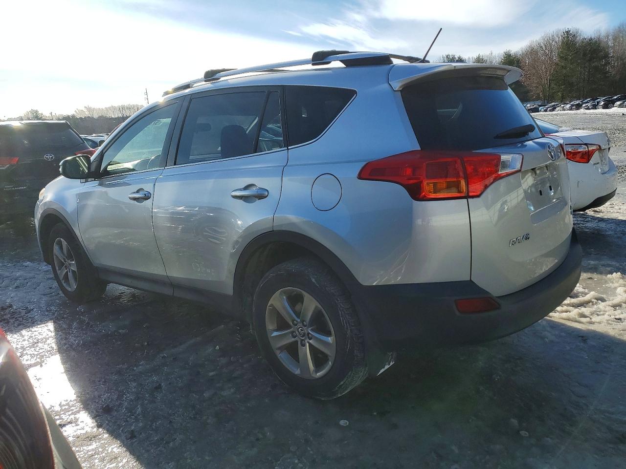 2015 TOYOTA RAV4 XLE photo 2