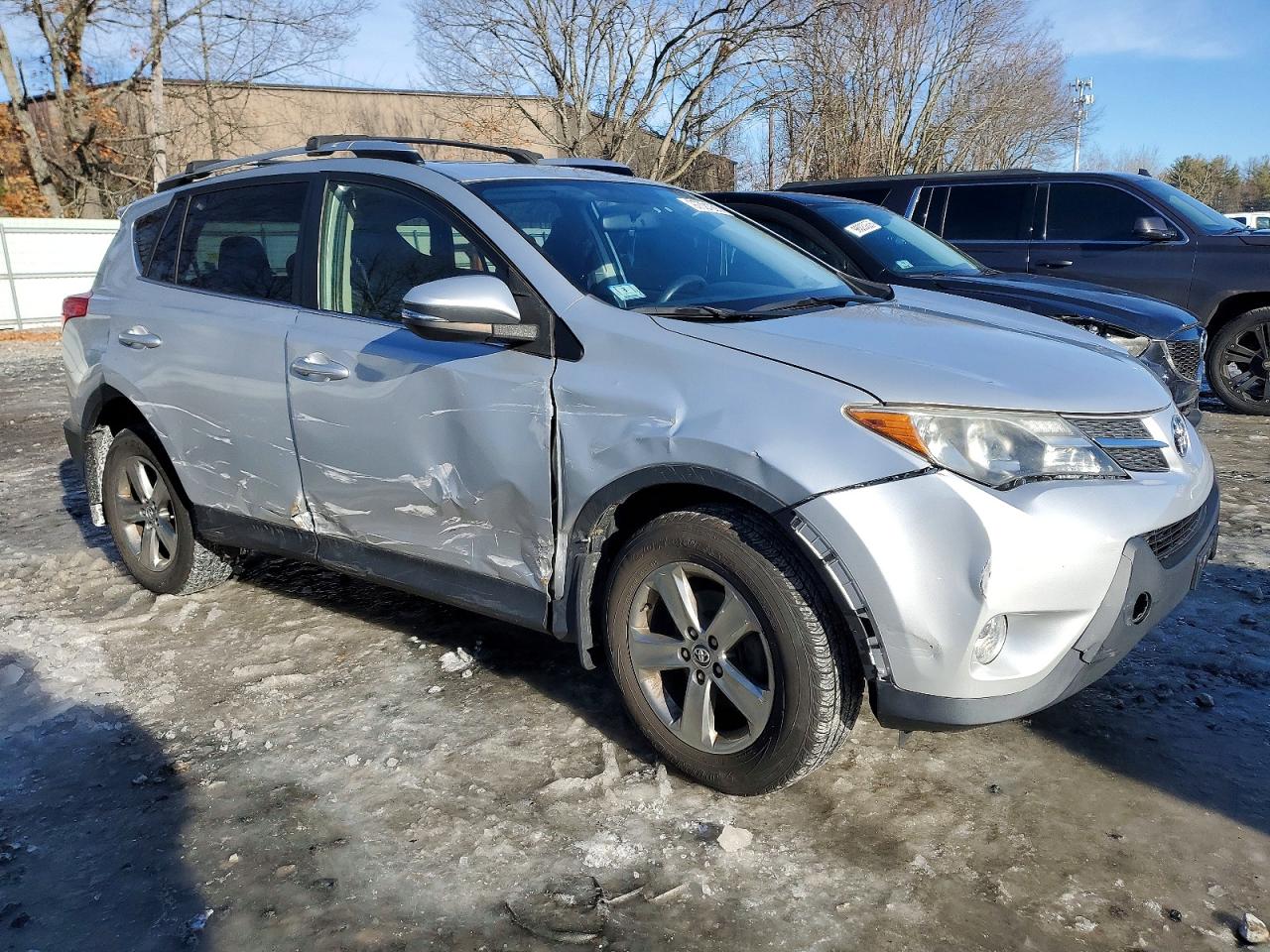 2015 TOYOTA RAV4 XLE photo 4