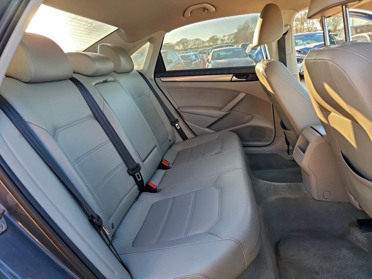 2015 VOLKSWAGEN PASSAT S photo 10
