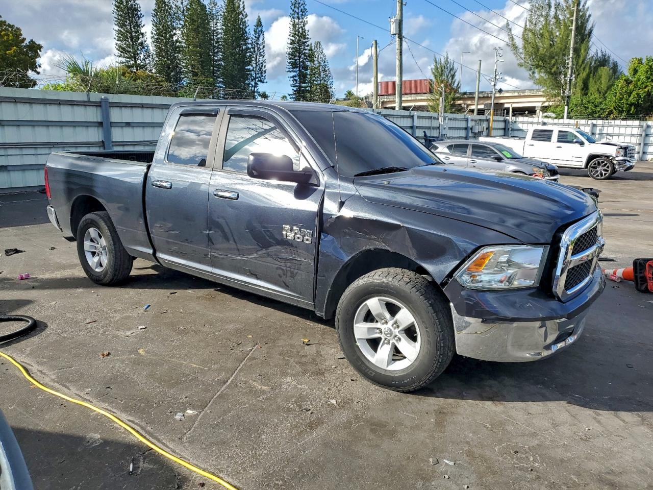 2016 RAM 1500 SLT photo 4