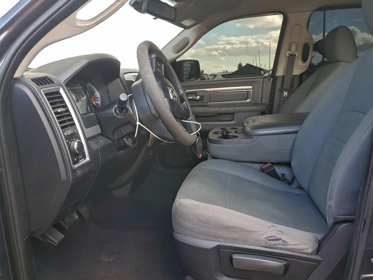 2016 RAM 1500 SLT photo 7