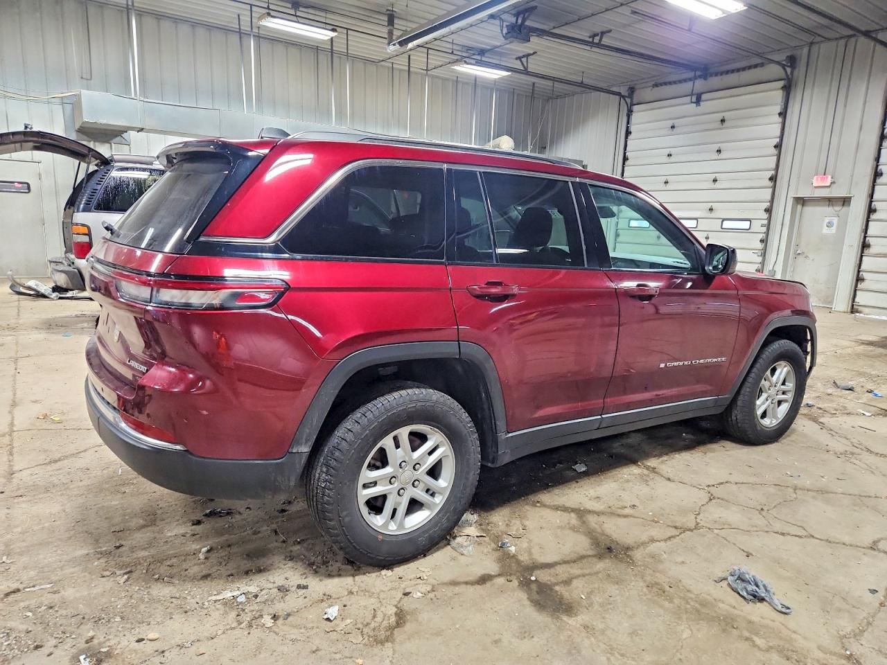 2023 JEEP GRAND CHEROKEE LAREDO photo 3