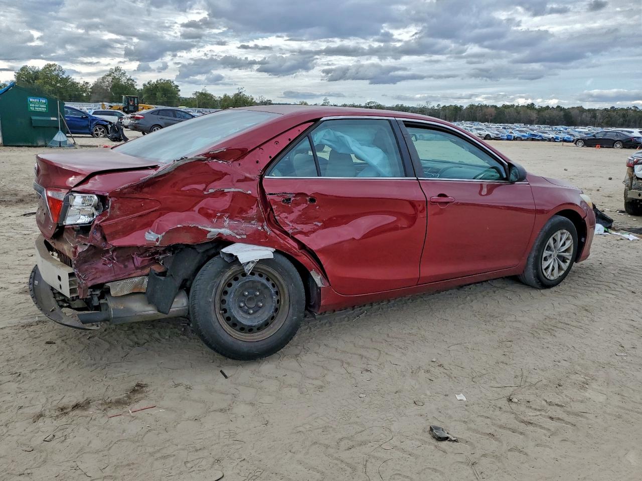 2015 TOYOTA CAMRY LE photo 3