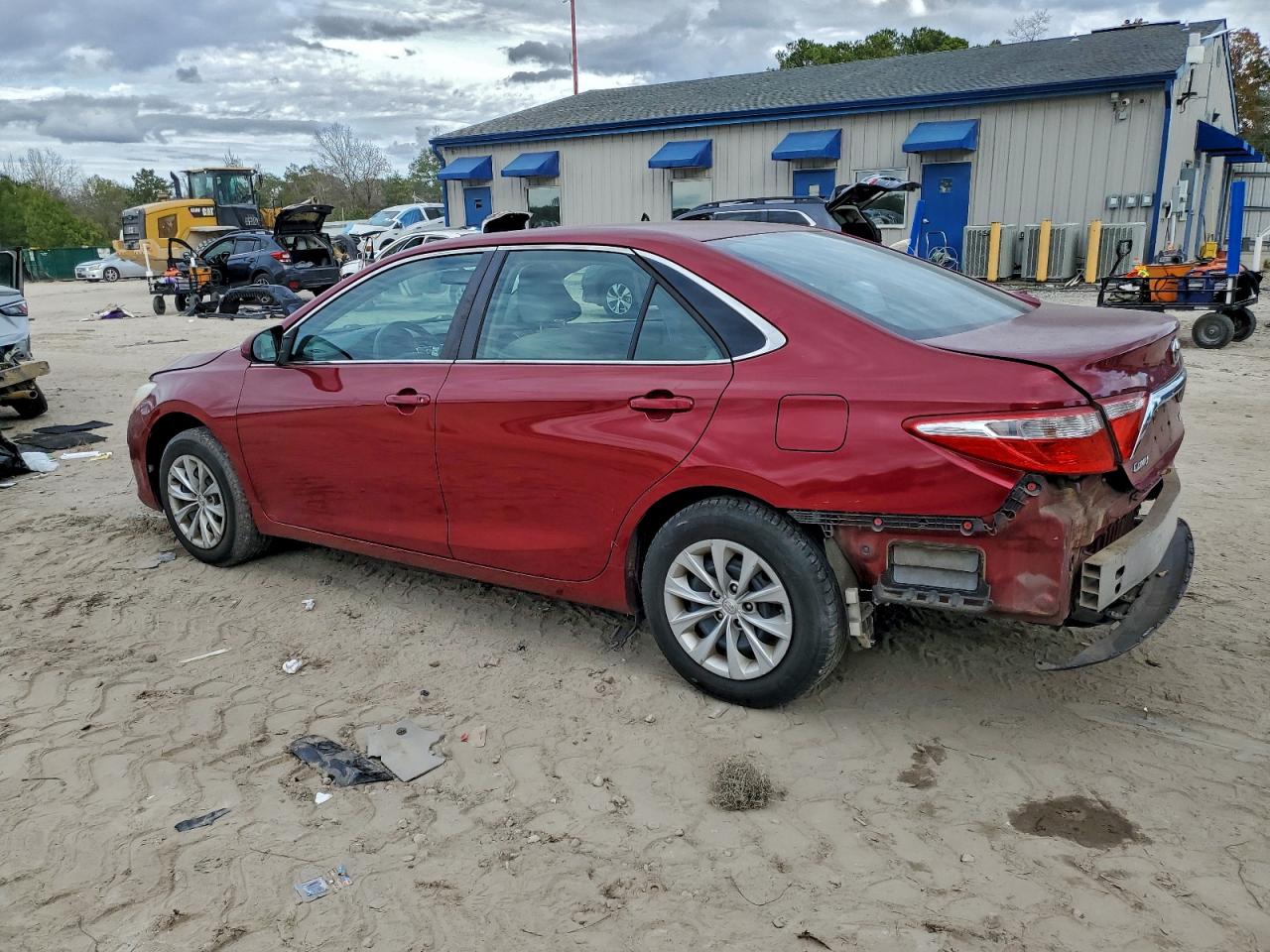 2015 TOYOTA CAMRY LE photo 2