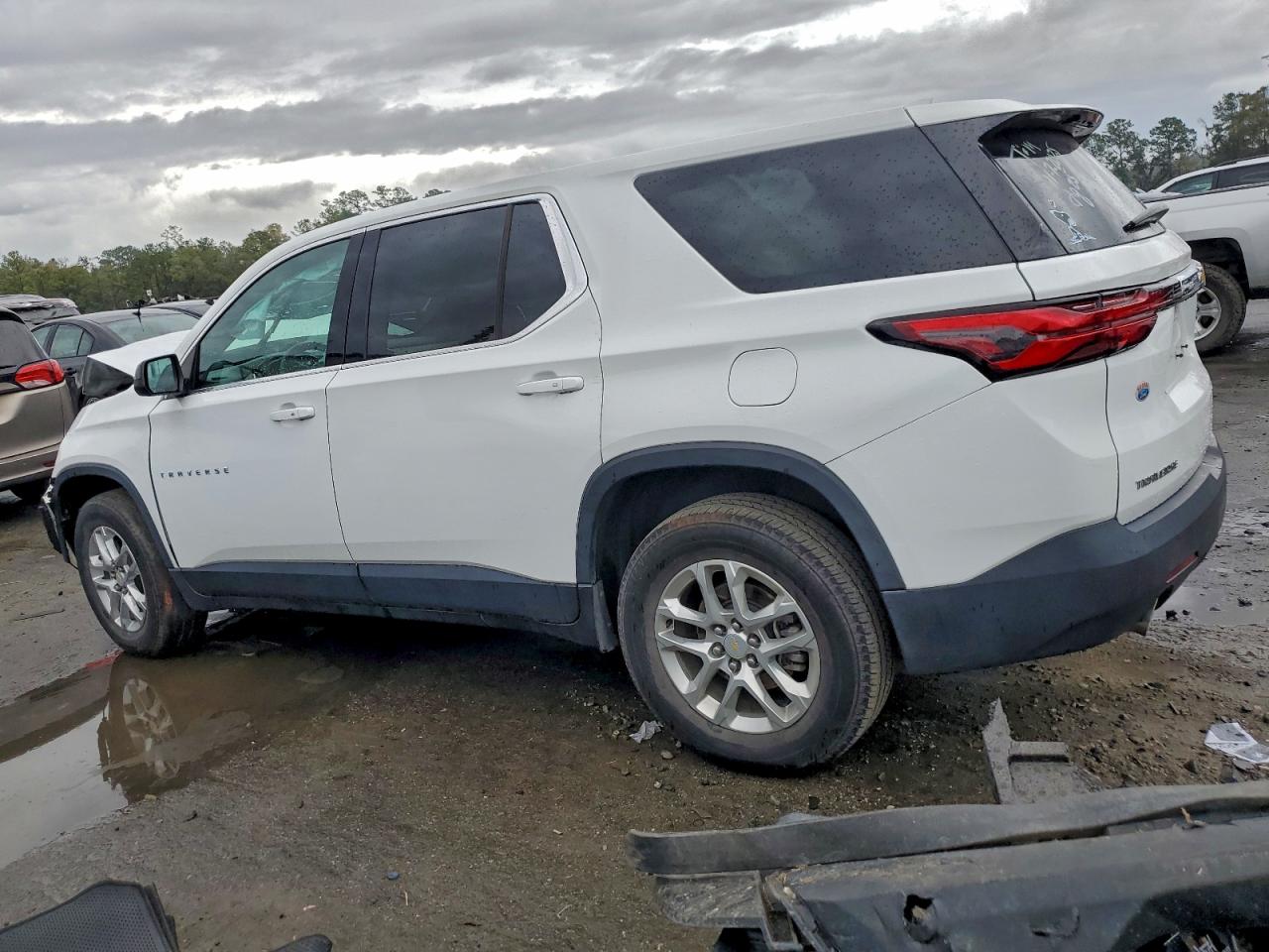 2023 CHEVROLET TRAVERSE LS photo 2