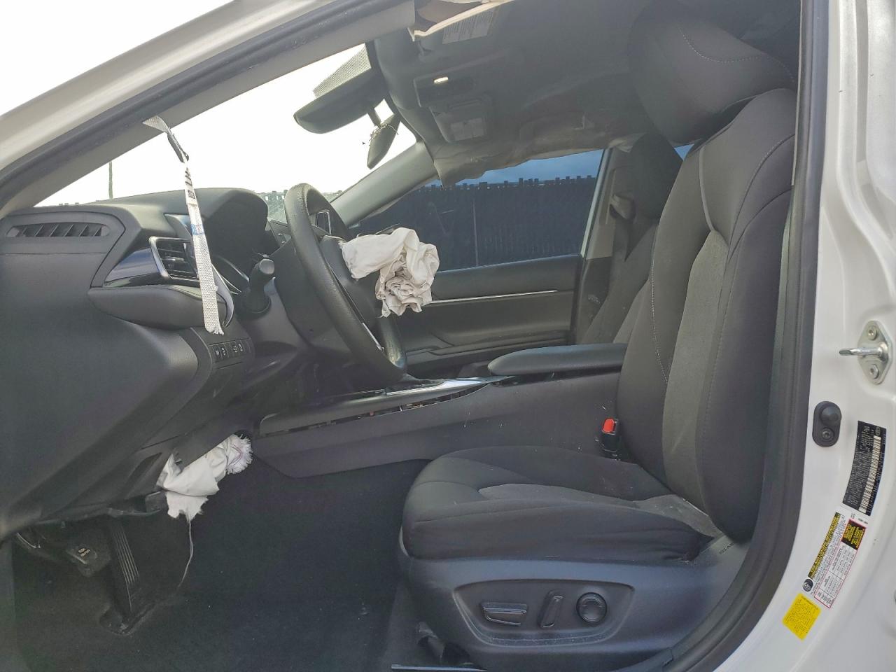 2022 TOYOTA CAMRY LE photo 19