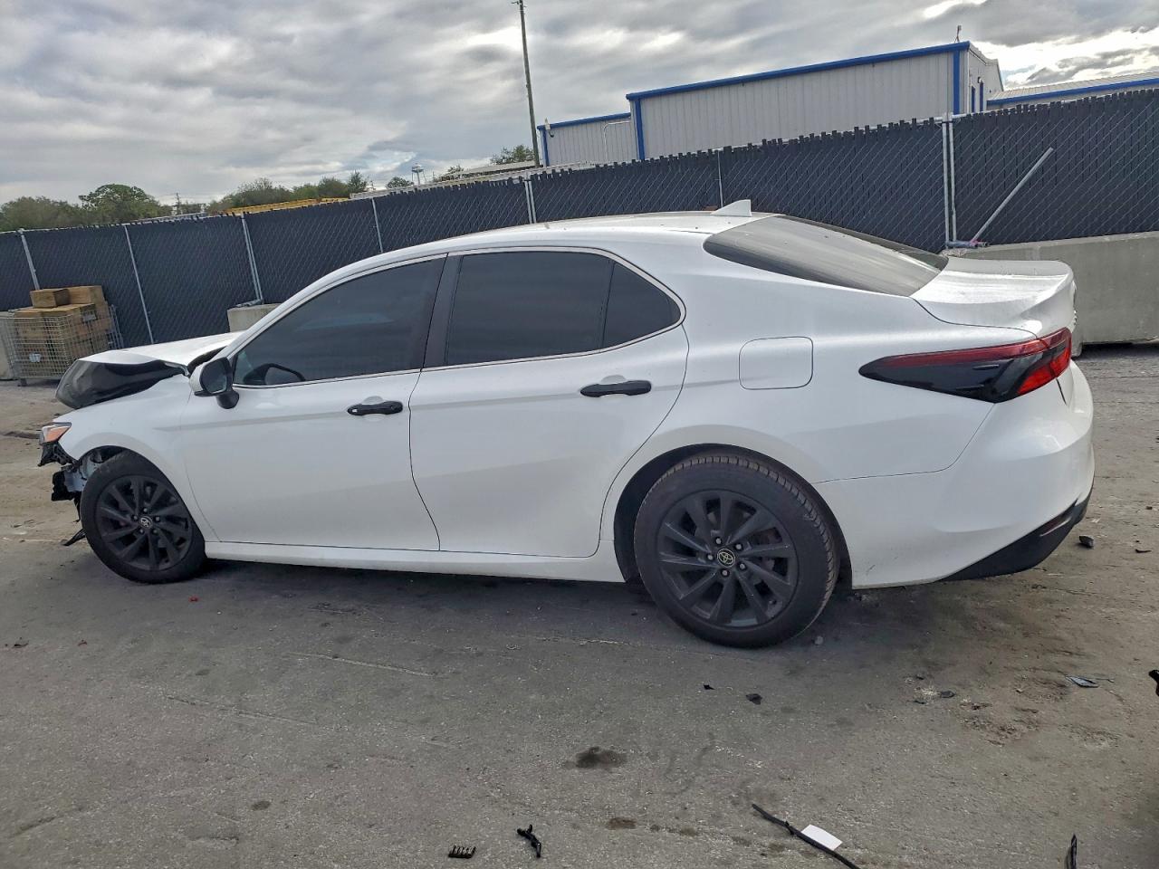 2022 TOYOTA CAMRY LE photo 4