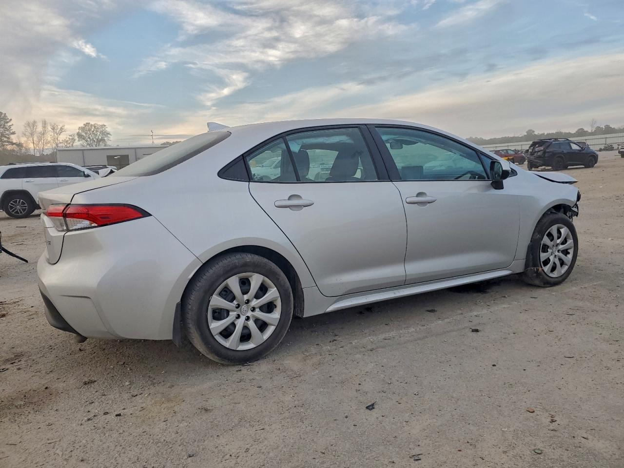 2025 TOYOTA COROLLA LE photo 3