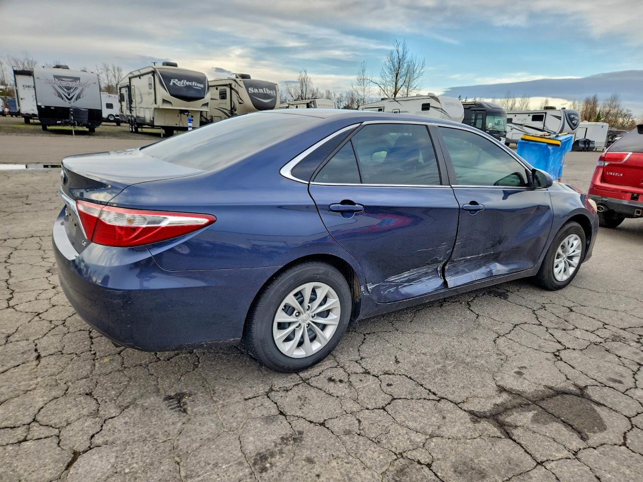 2015 TOYOTA CAMRY LE photo 3