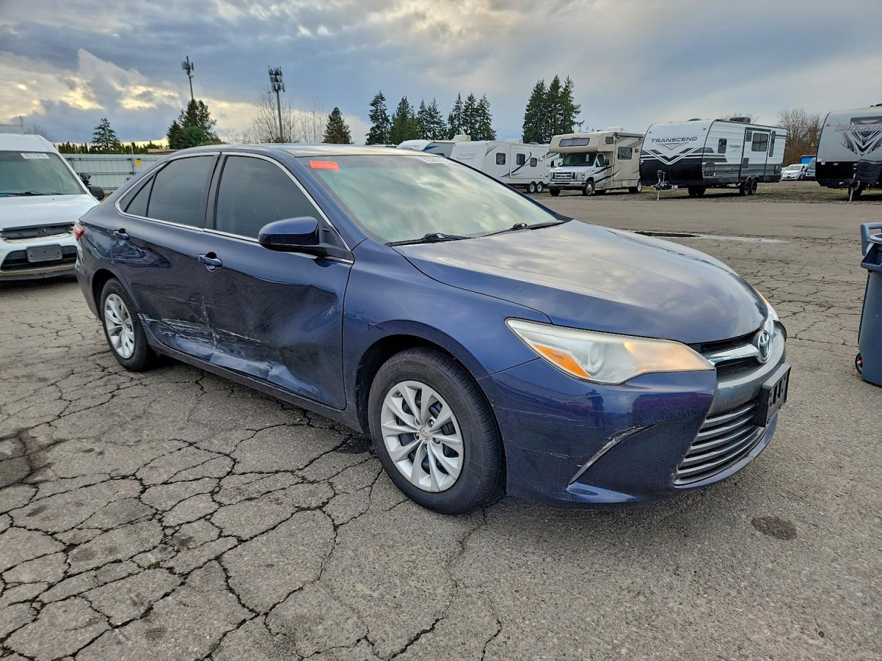 2015 TOYOTA CAMRY LE photo 4