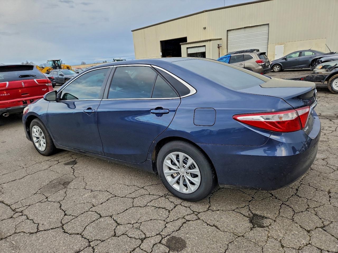 2015 TOYOTA CAMRY LE photo 2