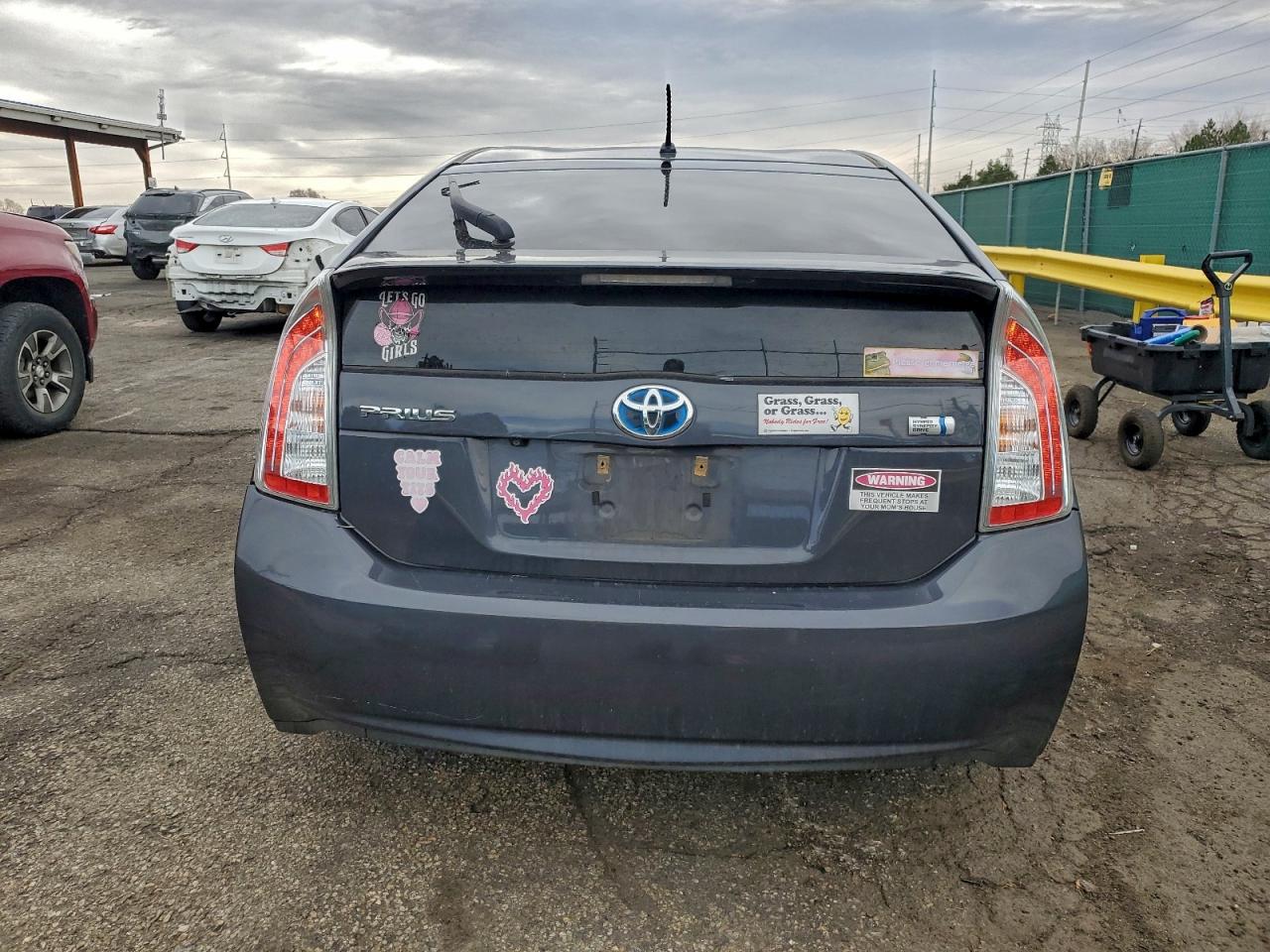2015 TOYOTA PRIUS photo 6