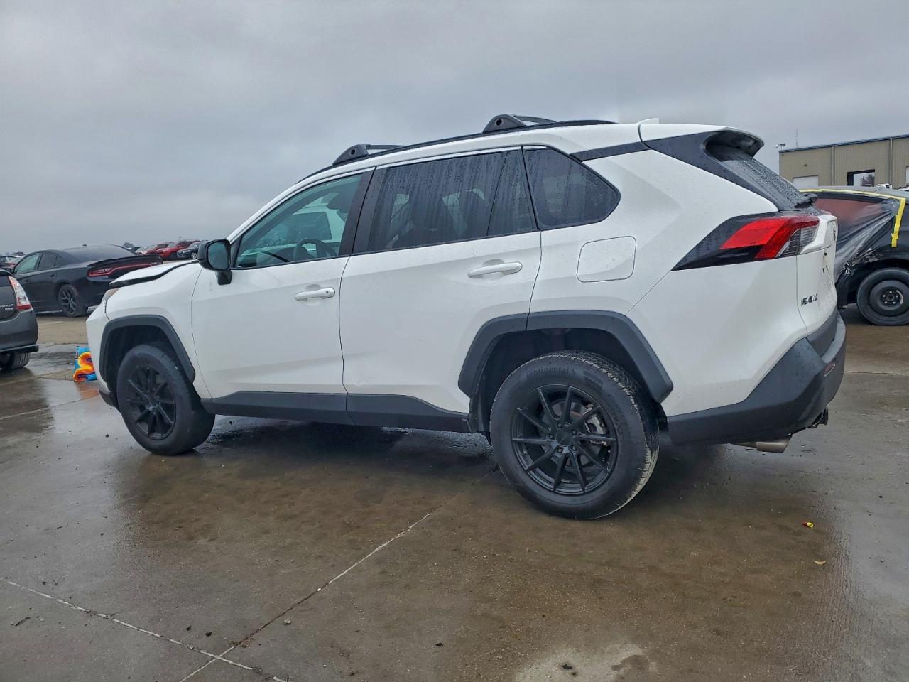 2019 TOYOTA RAV4 LE photo 3