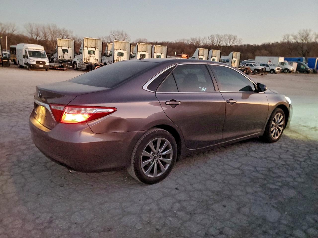 2016 TOYOTA CAMRY LE photo 5