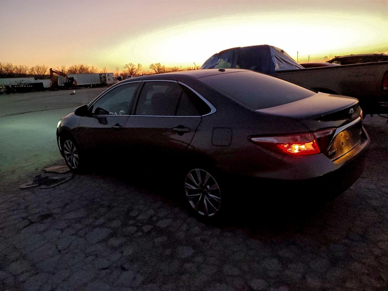 2016 TOYOTA CAMRY LE photo 3