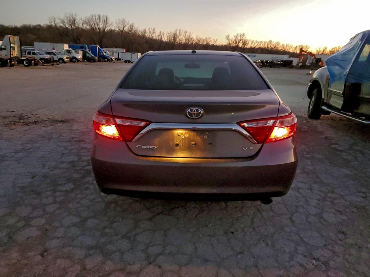 2016 TOYOTA CAMRY LE photo 11