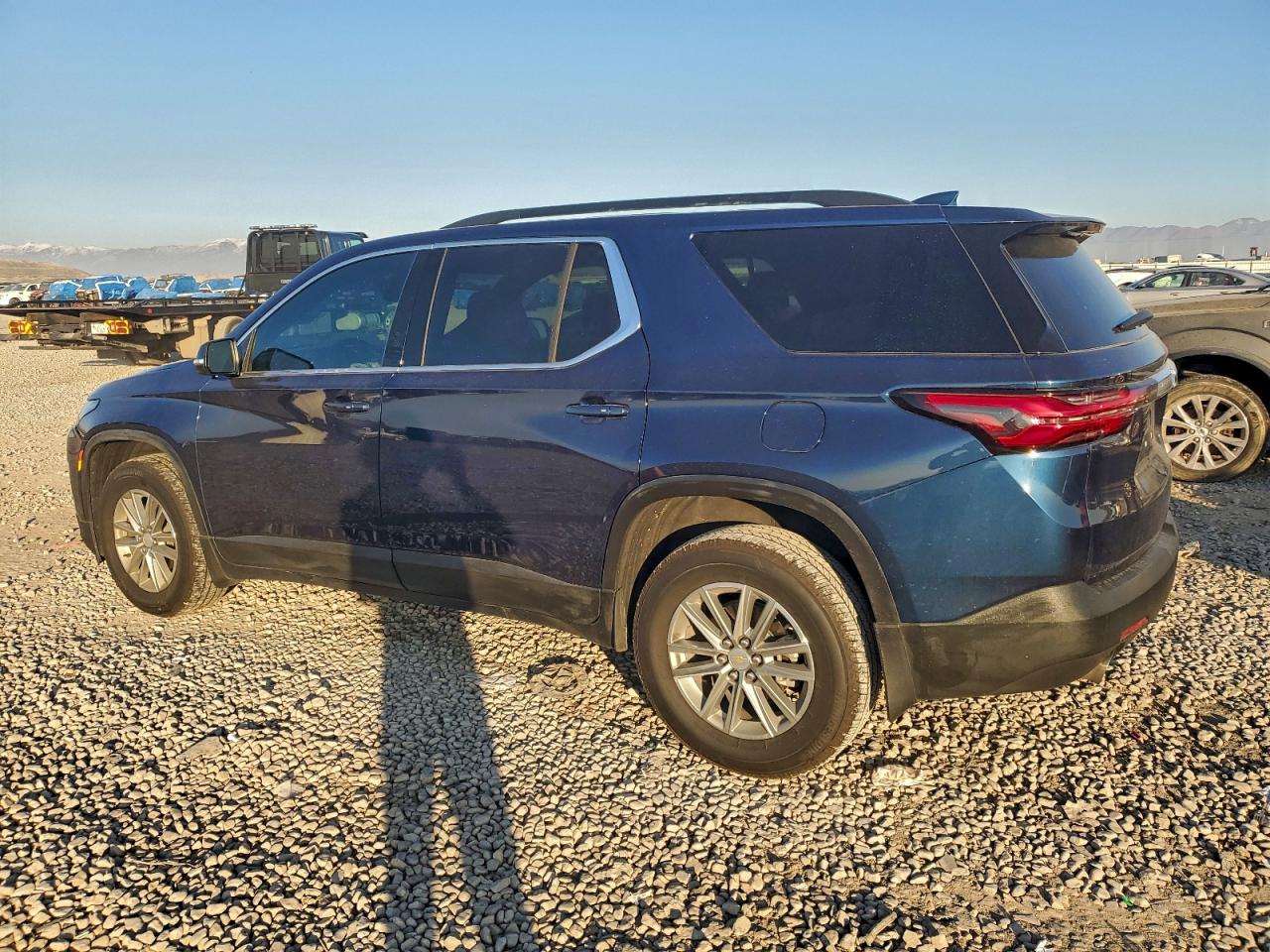 2023 CHEVROLET TRAVERSE LT photo 2