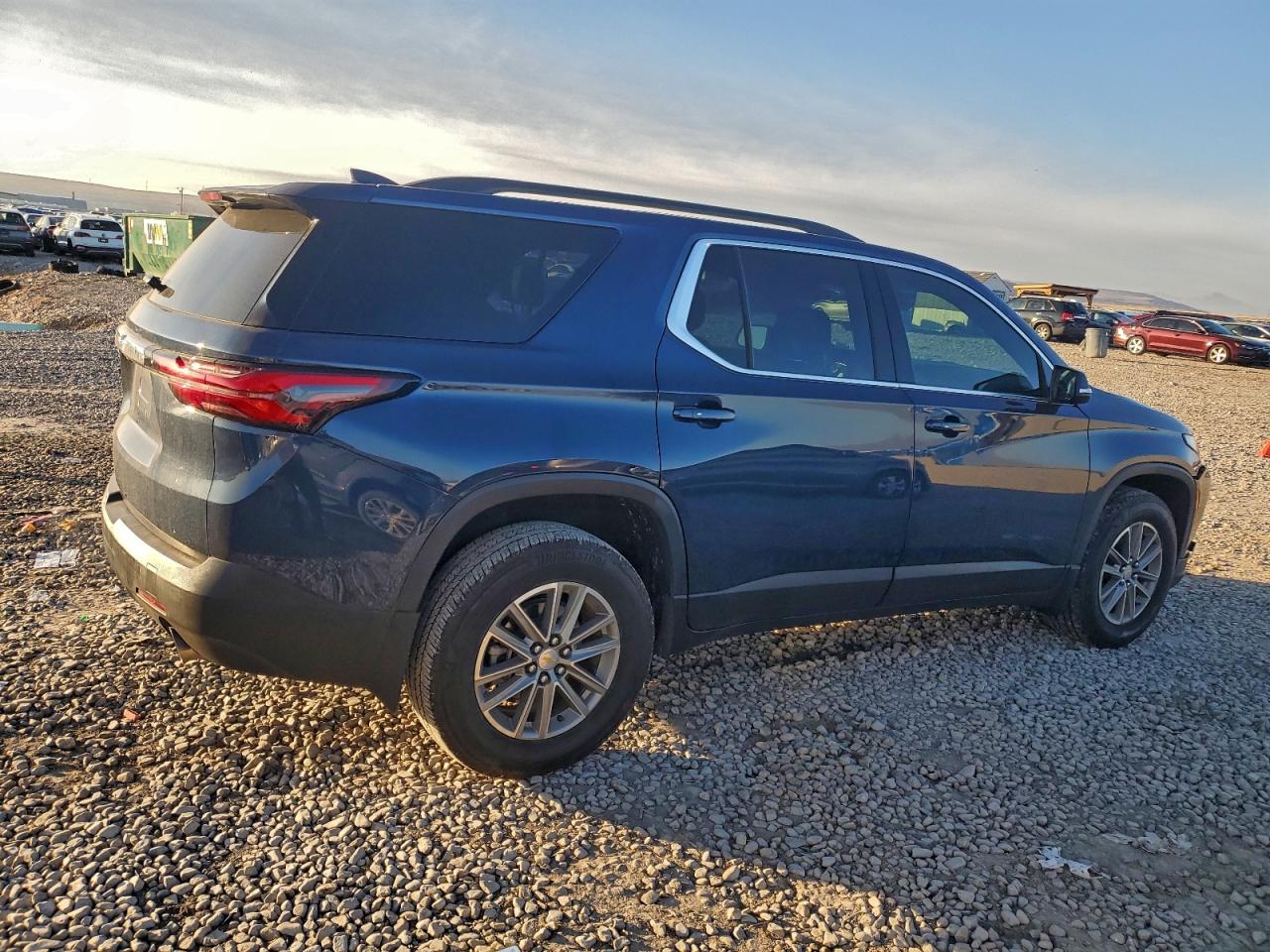 2023 CHEVROLET TRAVERSE LT photo 3