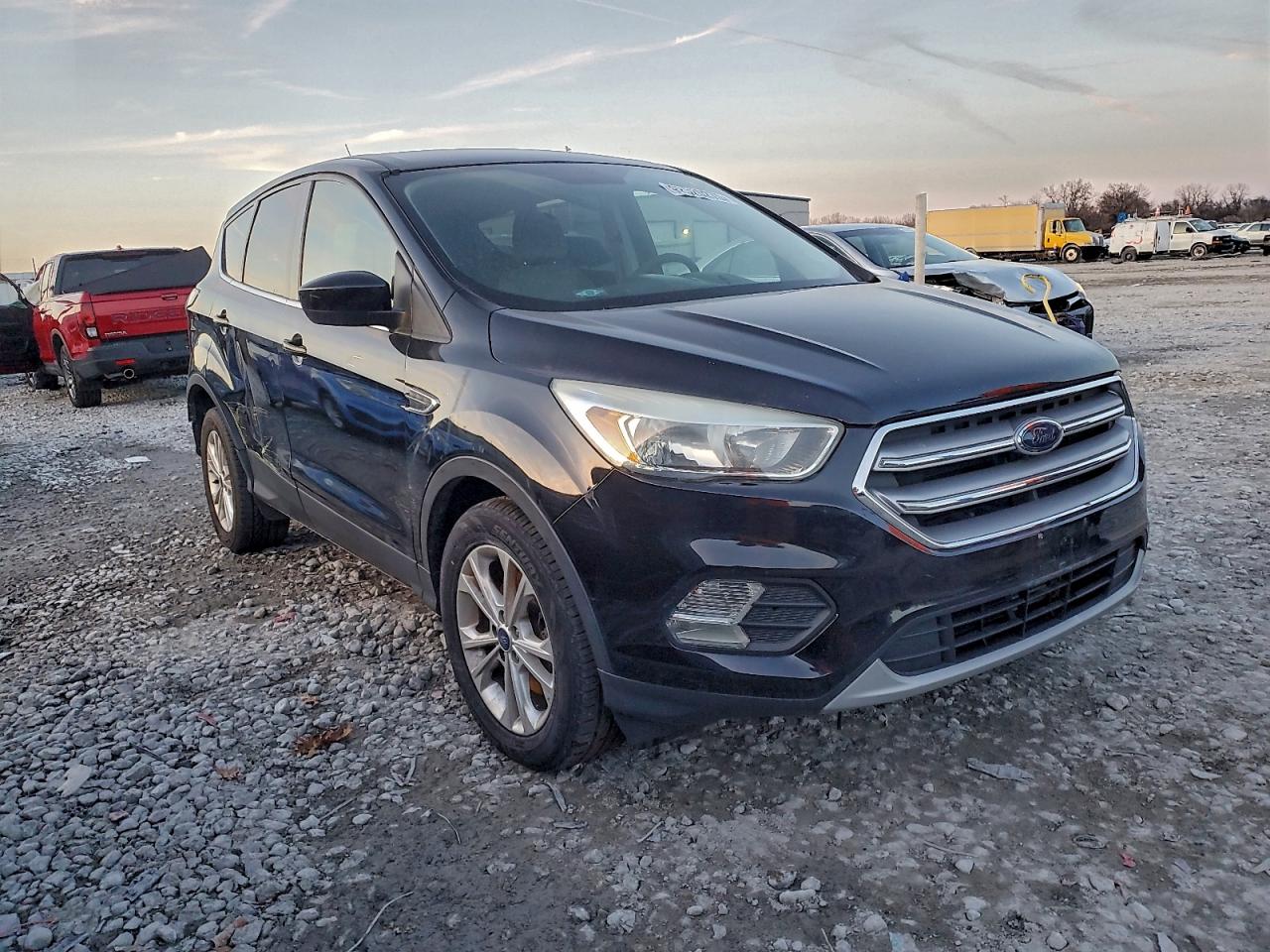 2017 FORD ESCAPE SE photo 4