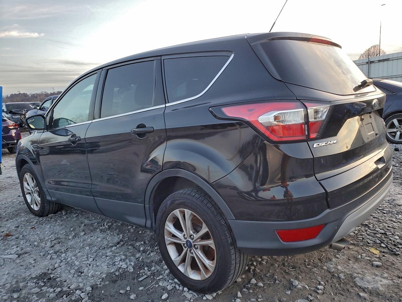 2017 FORD ESCAPE SE photo 2