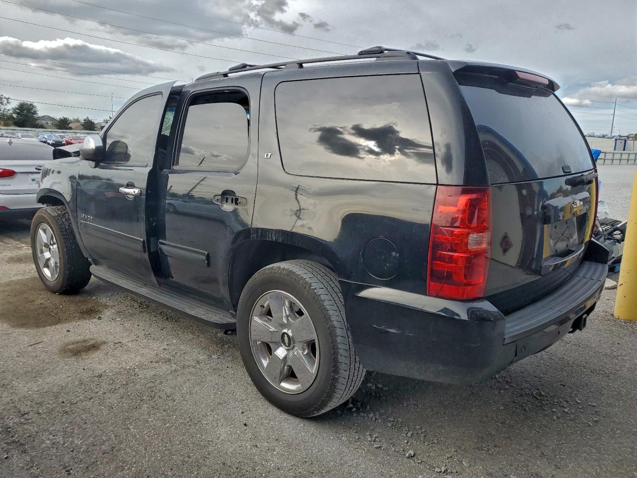 2011 CHEVROLET TAHOE C1500 LT photo 2