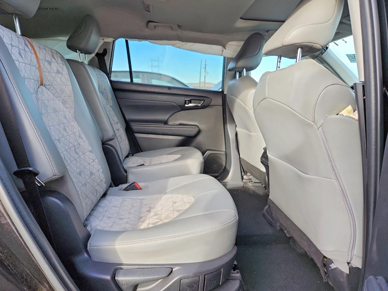 2022 TOYOTA HIGHLANDER HYBRID XLE photo 11