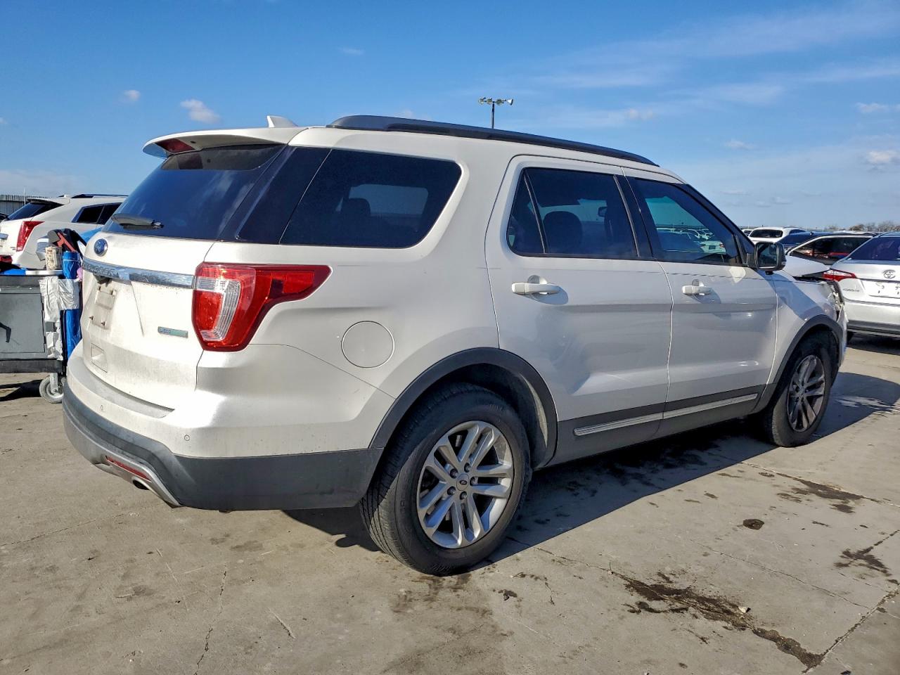 2016 FORD EXPLORER XLT photo 3