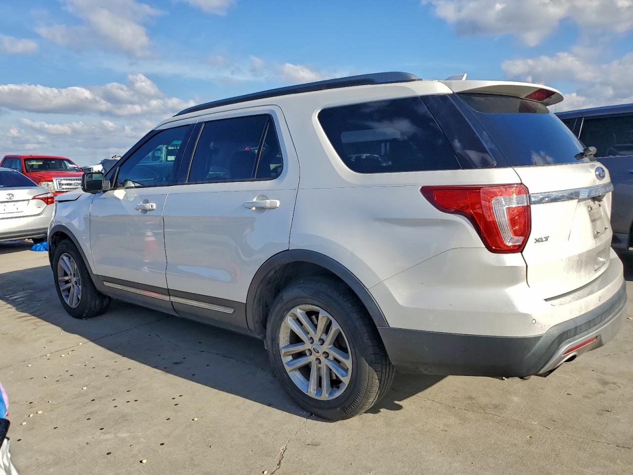 2016 FORD EXPLORER XLT photo 2