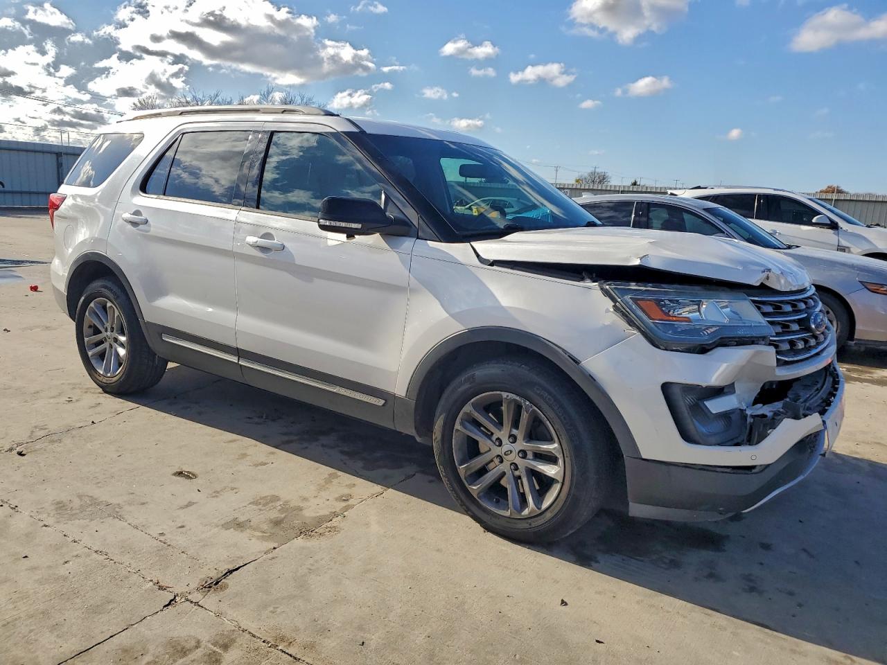 2016 FORD EXPLORER XLT photo 4