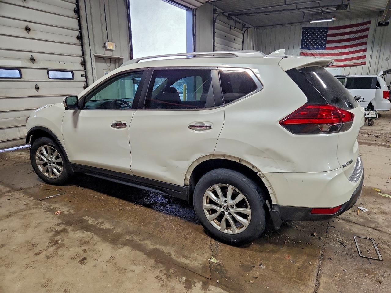 2017 NISSAN ROGUE SV photo 2