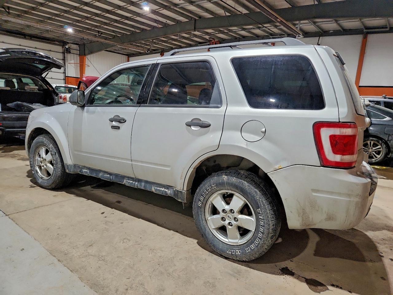 2011 FORD ESCAPE XLT photo 2