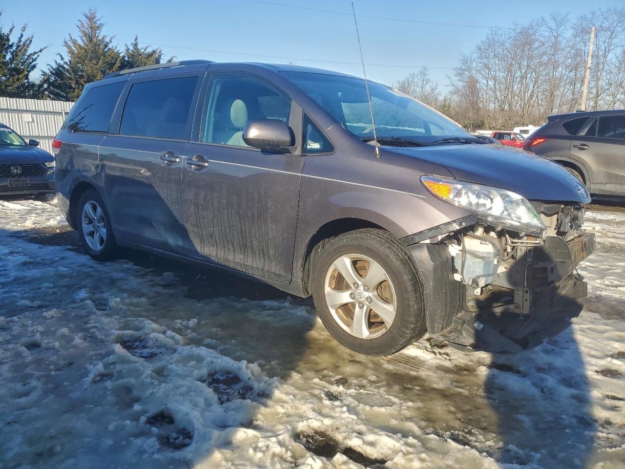 2013 TOYOTA SIENNA photo 4