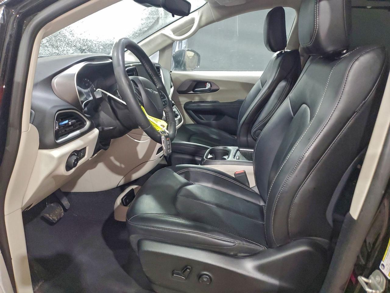 2024 CHRYSLER PACIFICA TOURING L photo 7