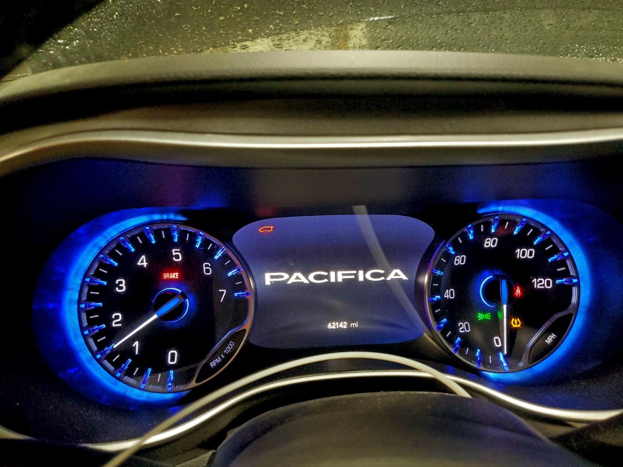 2024 CHRYSLER PACIFICA TOURING L photo 9