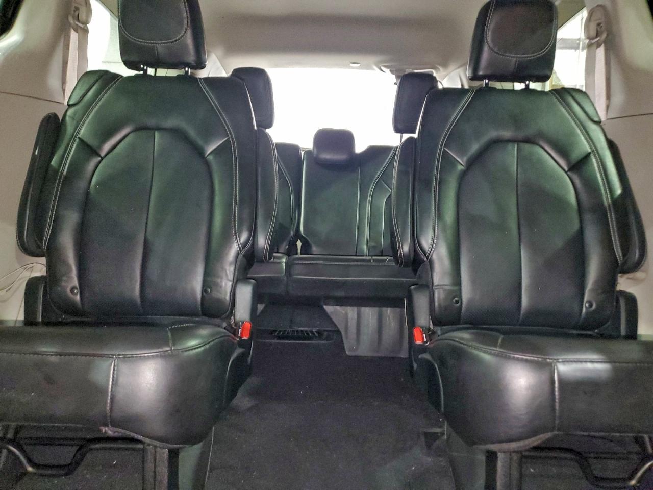 2024 CHRYSLER PACIFICA TOURING L photo 10
