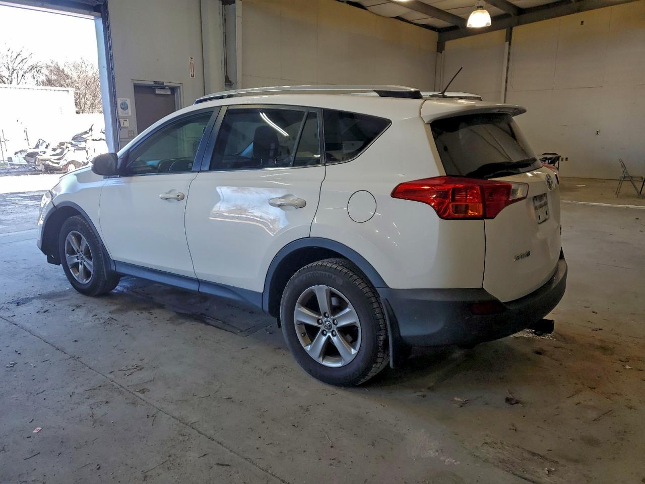 2015 TOYOTA RAV4 XLE photo 3