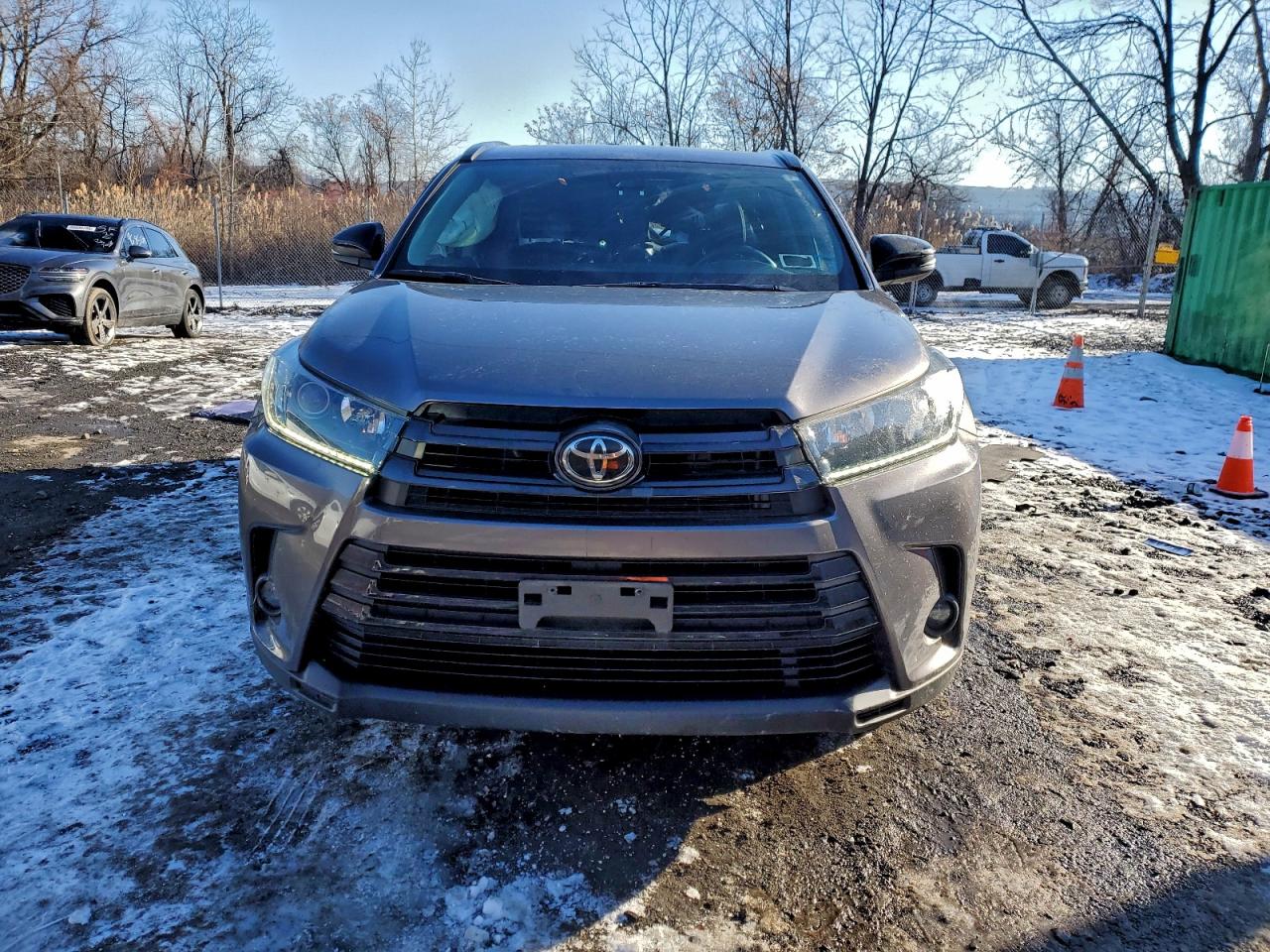 2019 TOYOTA HIGHLANDER SE photo 9