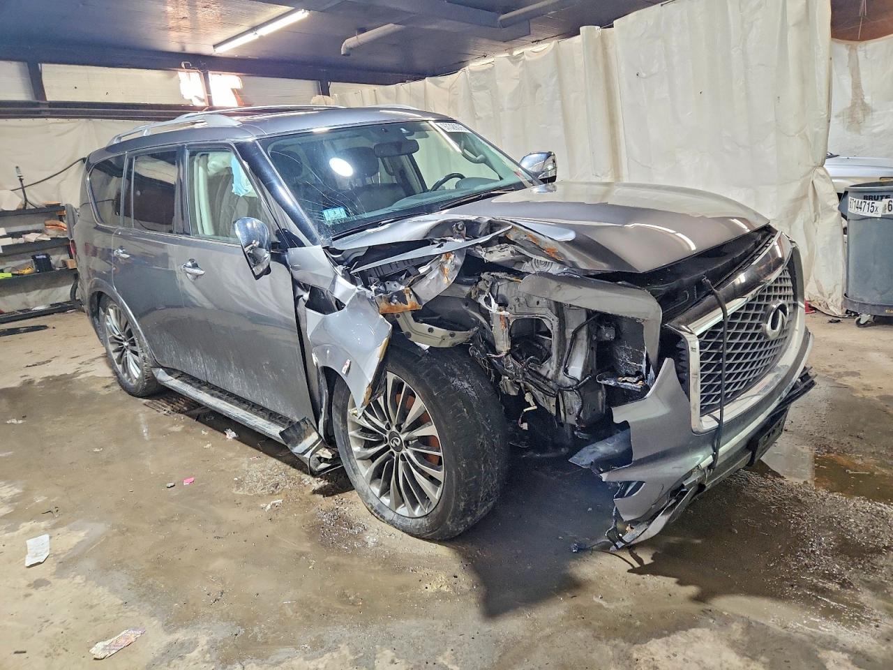 2019 INFINITI QX80 LUXE photo 4