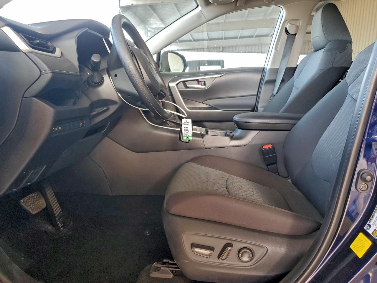 2025 TOYOTA RAV4 XLE photo 7