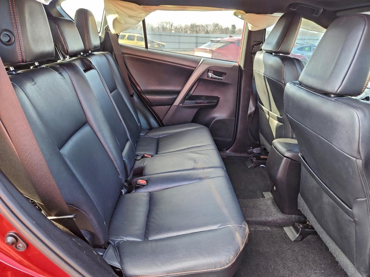 2016 TOYOTA RAV4 SE photo 11