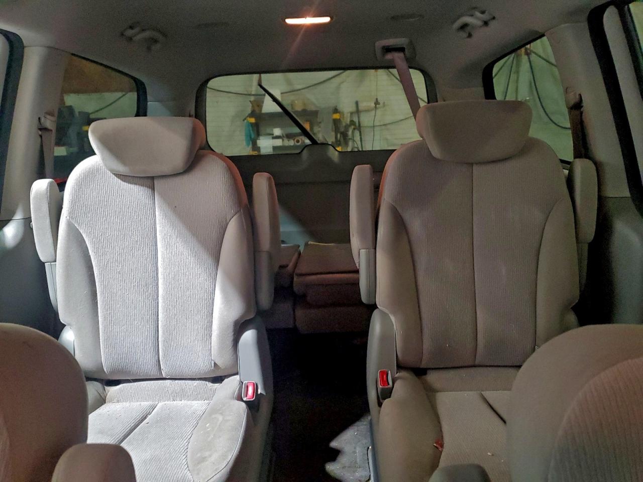2010 KIA SEDONA LX photo 28