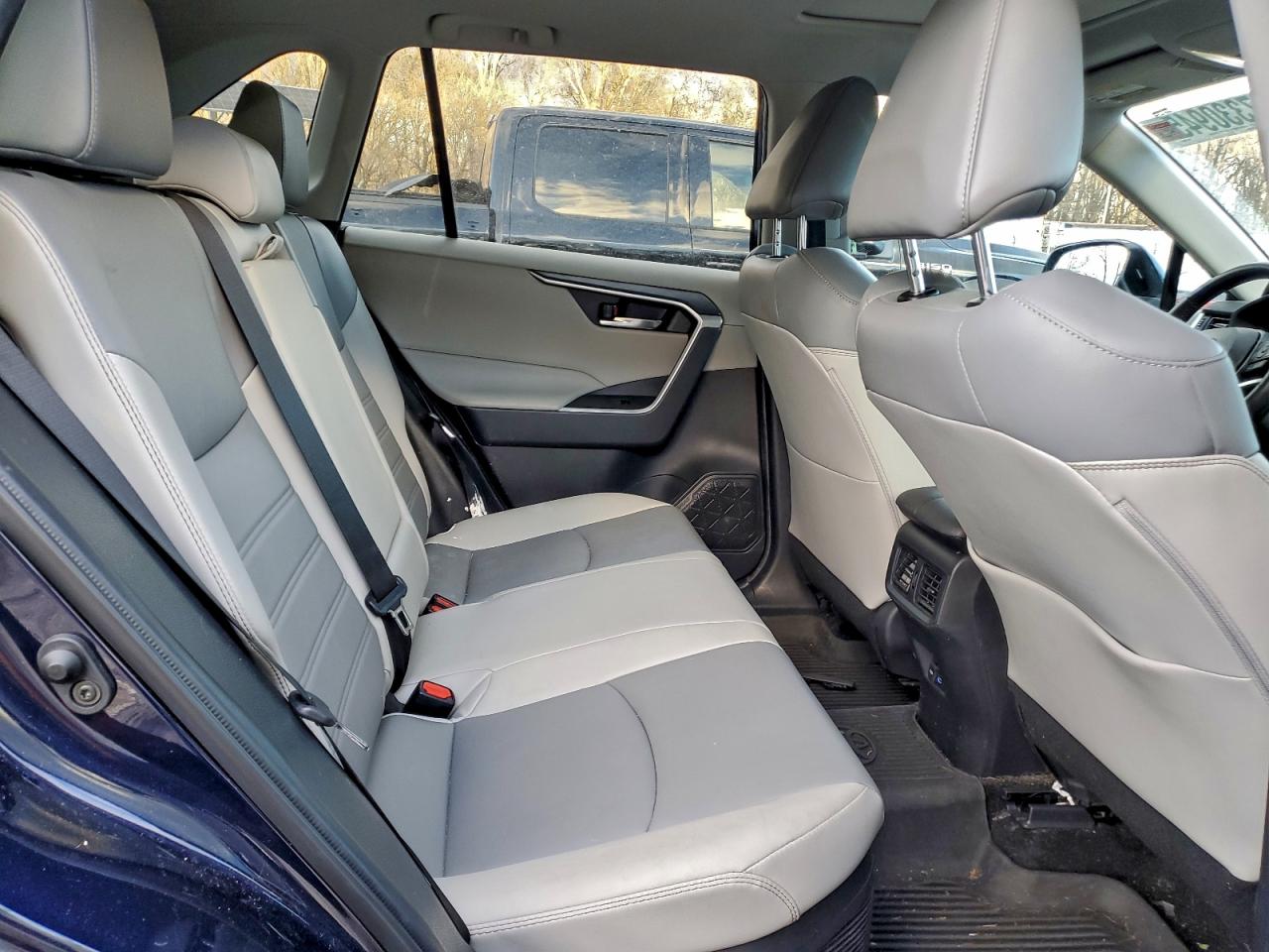 2022 TOYOTA RAV4 XLE PREMIUM photo 31