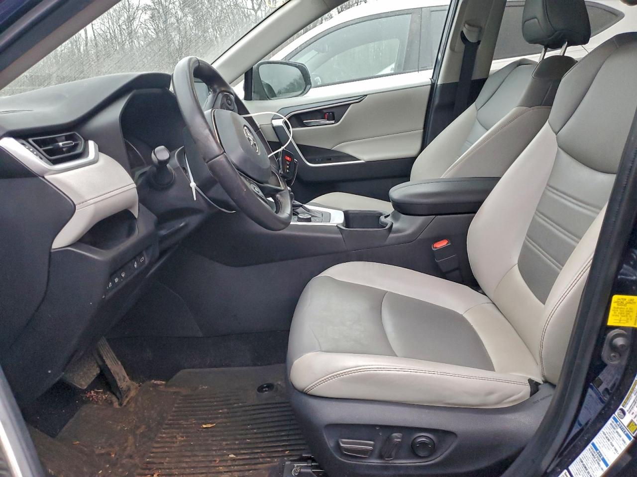 2022 TOYOTA RAV4 XLE PREMIUM photo 19