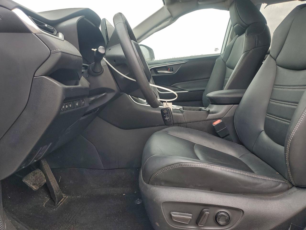 2024 TOYOTA RAV4 XLE PREMIUM photo 13